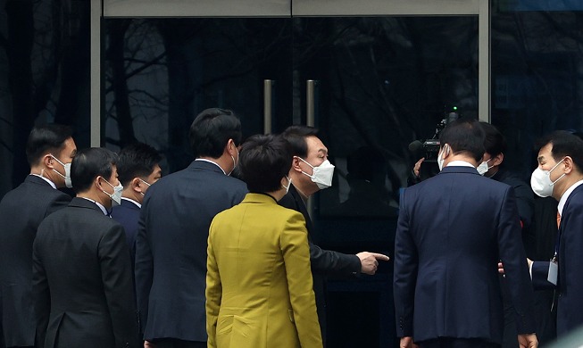 Südkoreas neu gewählter Präsident Yoon am ersten Arbeitstag im Büro in Tongui-dong