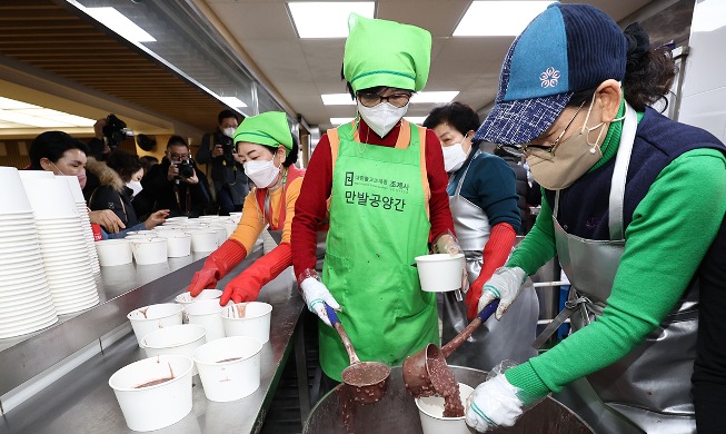 Dongji: Koreaner essen traditioneller koreanischer Brei aus roten Bohnen