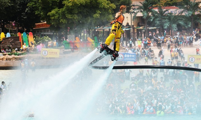 Flyboarding inmitten einer Hitzewelle im Wasserpark