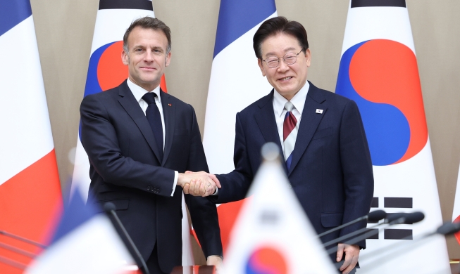 Korea und Frankreich führten Gipfeltreffen im Cheong Wa Dae durch