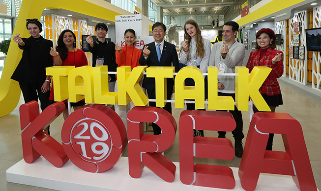 Gewinner des Wettbewerbs ‚Talk Talk Korea 2019‘ versammeln sich in Korea