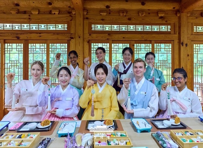 Gemeinsam mit First Lady Kim Hea Kyung: Traditionelles Norigae-Kunsthandwerk im Mugyewon erleben