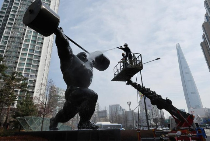 Olympische Skulptur reinigen