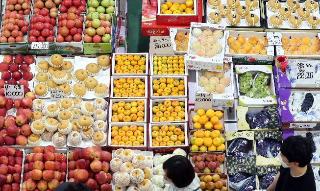 Chuseok: Herbstabend, an dem der helle Vollmond hoch über den Hügel steigt