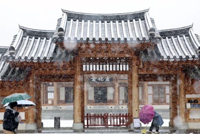 Schnee auf dem Ziegeldach