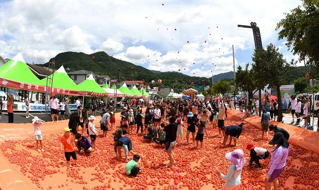 „Finde den goldenen Ring in den Tomaten“