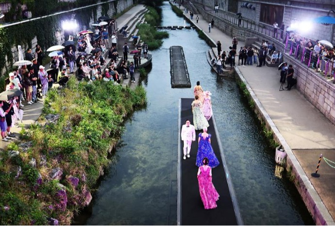 Cheonggyecheon Live Fashion Show