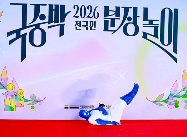 [INTERVIEW] „Dress Like a Museum Exhibit 2026“: Grand Prize für Porzellankarpfen-Kostüm
