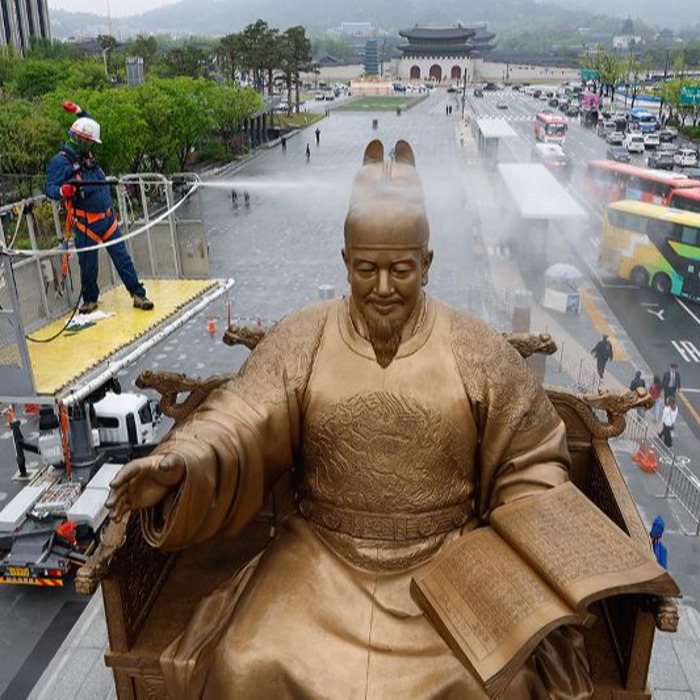 Säuberung der Statue von König Sejong
