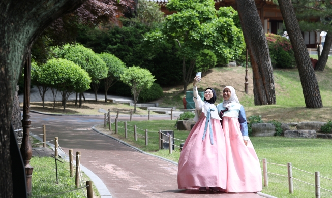 Eine Runde im Hanbok durch das Blaue Haus