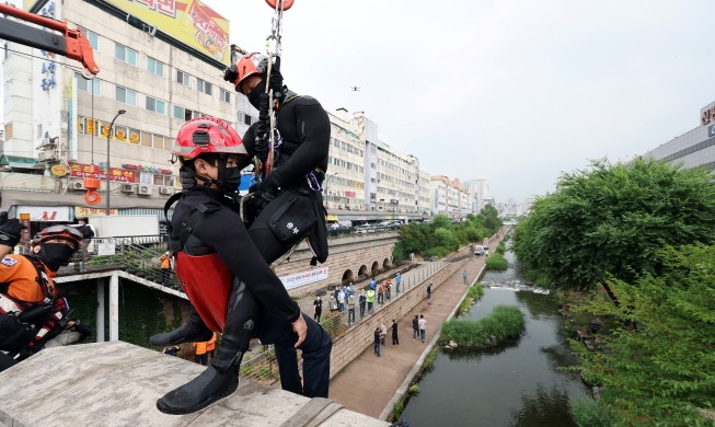 Rettungskräfte üben auf dem Cheonggyecheon-Fluss für Hochwassereinsätze