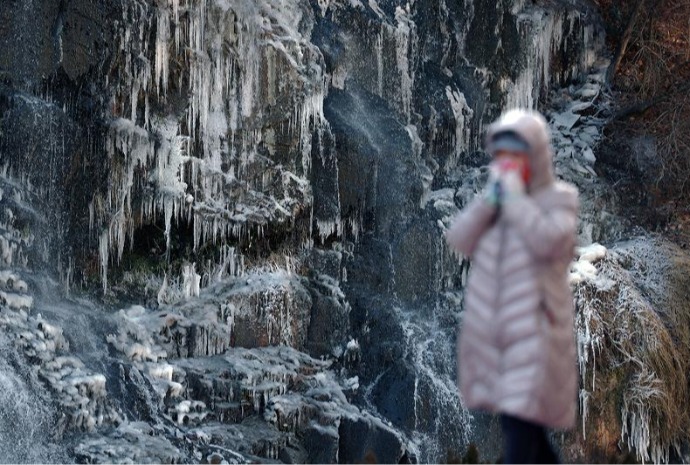 Eiszapfen an den künstlichen Wasserfällen