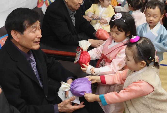 Reiskuchen überreichen