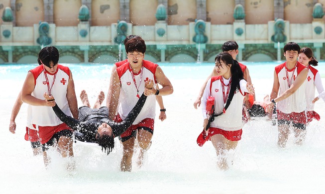 Rettungsschwimmer in Indoor- und Outdoor-Wasserpark