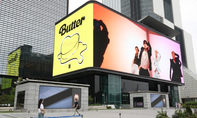 [Korea in Fotos] Das Musikvideo zu „Butter“ von BTS auf dem Riesenbildschirm