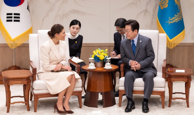 Lee traf sich mit der schwedischen Kronprinzessin Victoria in Seoul