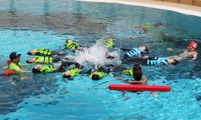 Grundschüler lernen Schwimmen zum Überleben