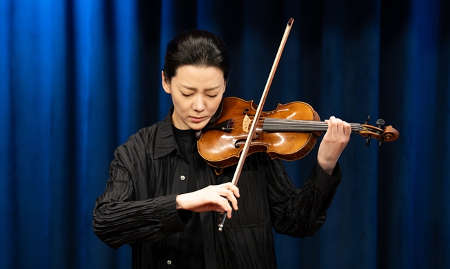 Clara-Jumi Kang tritt auf der Bühne in Korea auf