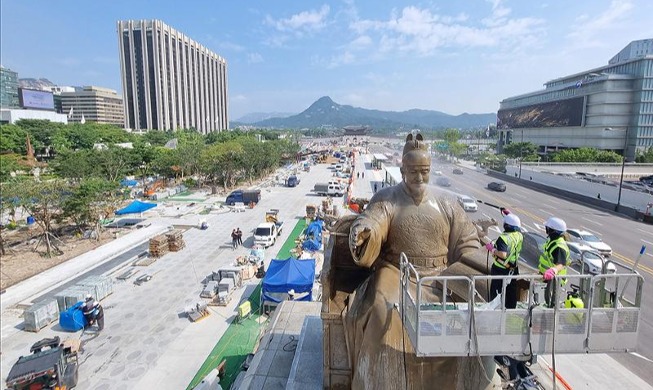 Die Statuen von König Sejong und Admiral Yi Sun-shin wurden gereinigt