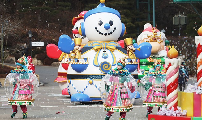 Vorzeitige Weihnachtsparade findet im Everland-Freizeitpark statt