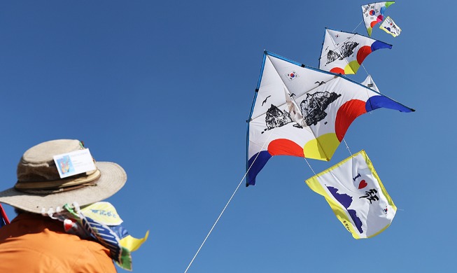 Vor dem Dokdo-Tag steigt ein Drachen mit Dokdo-Muster in den Himmel