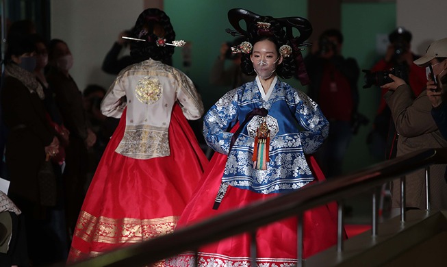 [Korea in Fotos] Hanbok-Modenschau