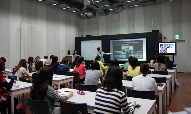 KF bietet mit 12 koreanischen Universitäten “KF Global e-School“ an