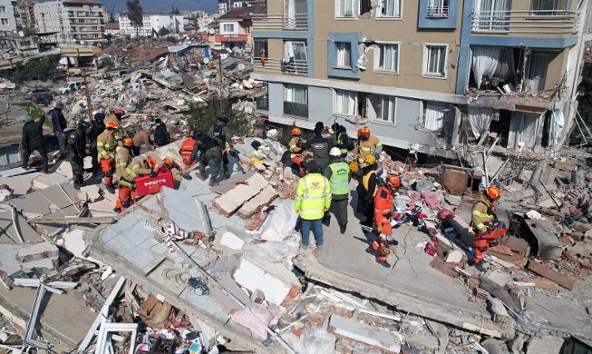 Südkoreanische Helfer rettet zwei weitere Überlebende nach Erdbeben in der Türkei aus Trümmern