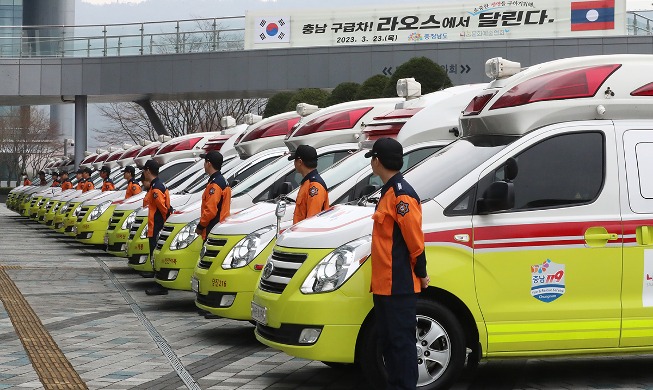 Ambulanzfahrzeuge auf dem Weg nach Laos