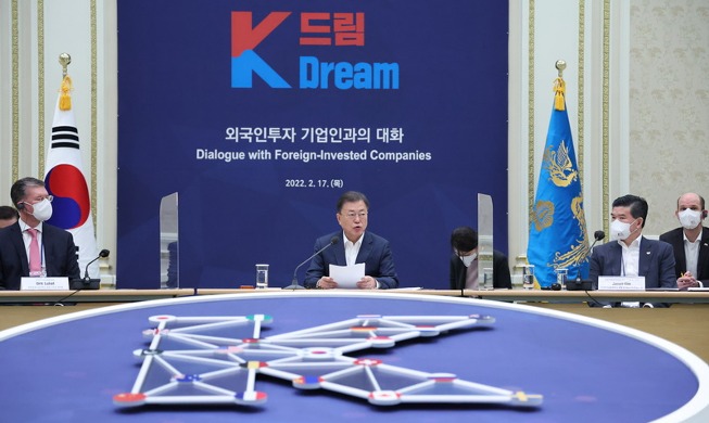 Präsident Moon fordert ausländische Firmen auf, ihre Investitionen in Südkorea auszuweiten