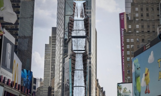 Immersive Wal- und Wasserfall-Medienkunst koreanischer Künstler auf New Yorks Times Square