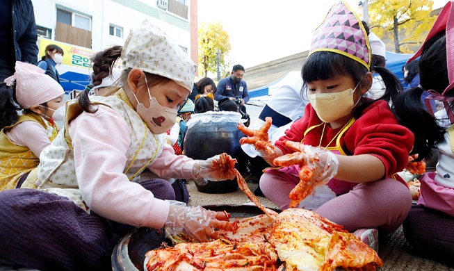 Kinder beteiligen sich an der Kimchi-Herstellung