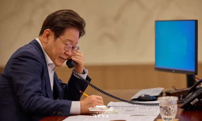 Lee führte das erste Telefonat mit Kasachstan und Schweden