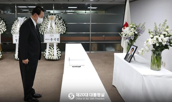 Südkoreas Präsident Yoon am Traueraltar: Seoul und Tokio seien engste Nachbarn