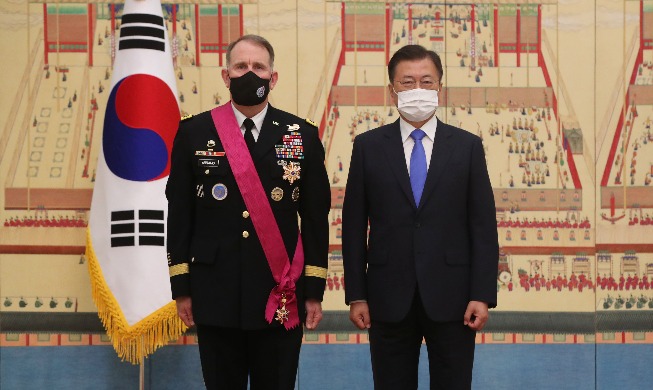 Präsident Moon Jae-in verleiht dem scheidenden USFK-Kommandeur Medaille für seinen Dienst in Korea