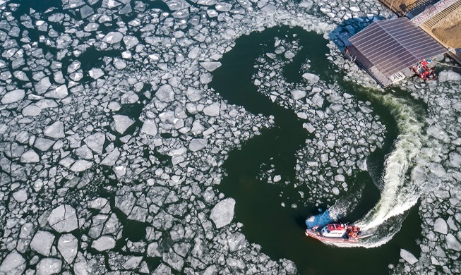 Rettungsboot schafft Route auf dem eisigen Hangang-Fluss