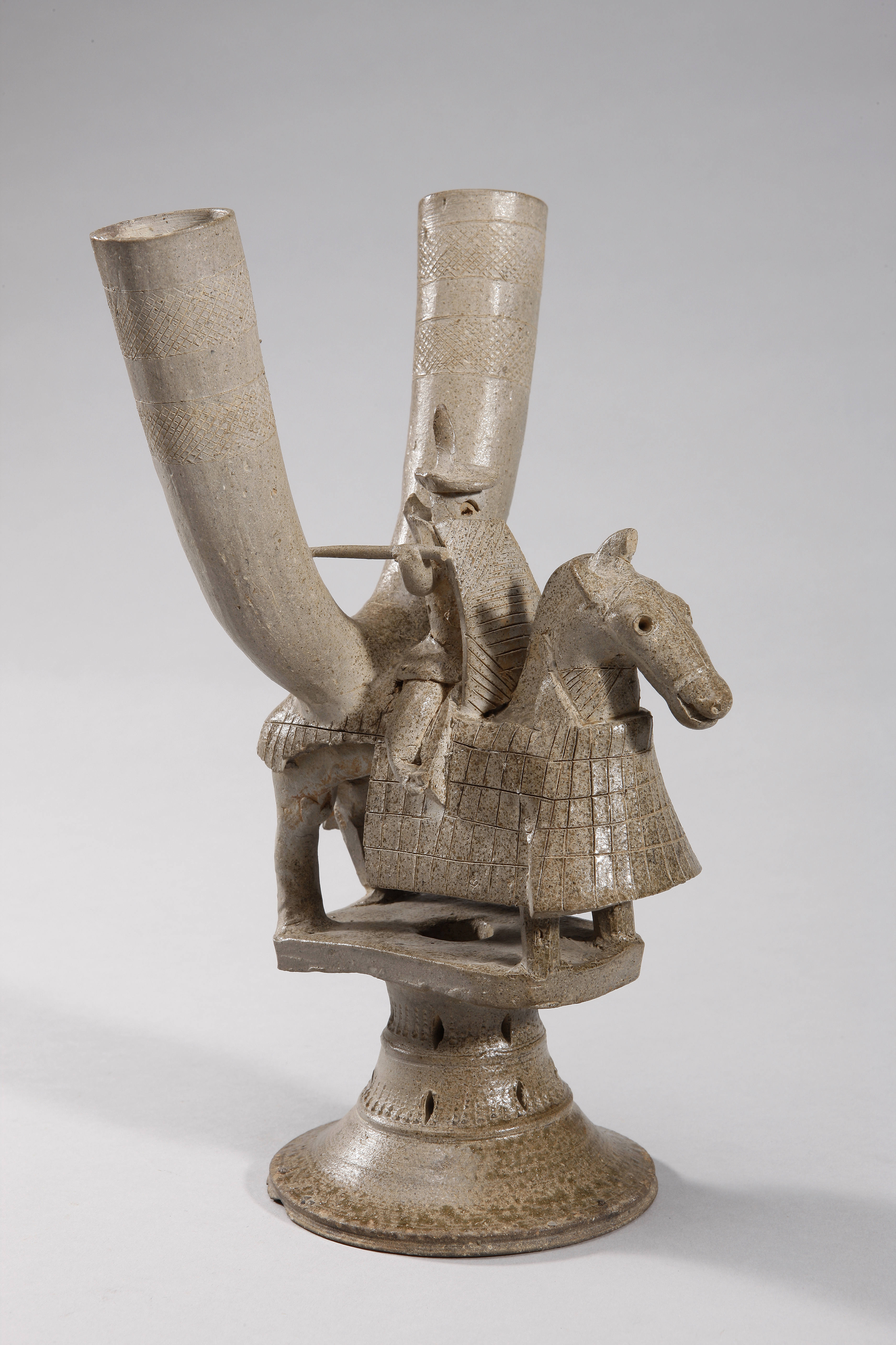  ‚Horn-Tasse in Form eines Kriegers auf dem Pferderücken (Horn Cup in the Shape of a Warrior on Horseback)’ ist eine Töpferware aus der Zeit der Gaya-Konföderation und als Nationalschatz Nr. 275 ernannt.