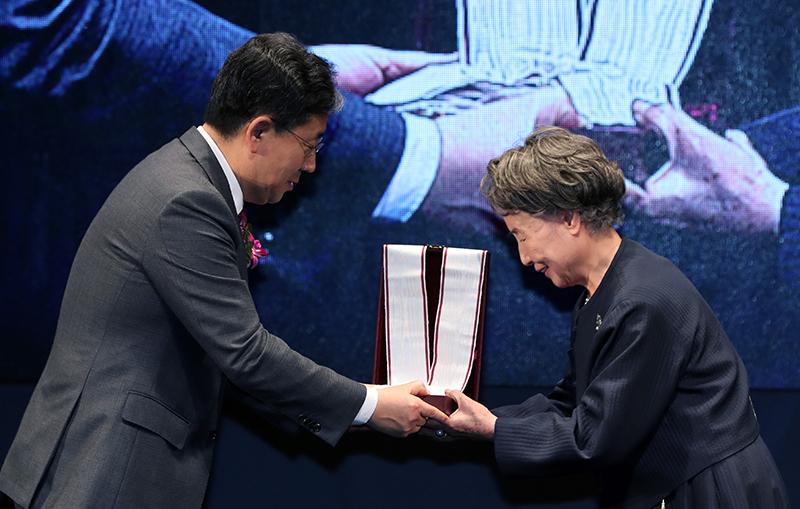 Der Kulturminister Park Yang-woo verleiht am 11. Dezember den Geumgwan-Orden für kulturelle Verdienste an Heo Geum-ja, die Hinterbliebene des verstorbenen Cartoonisten Kim Song-whan. 