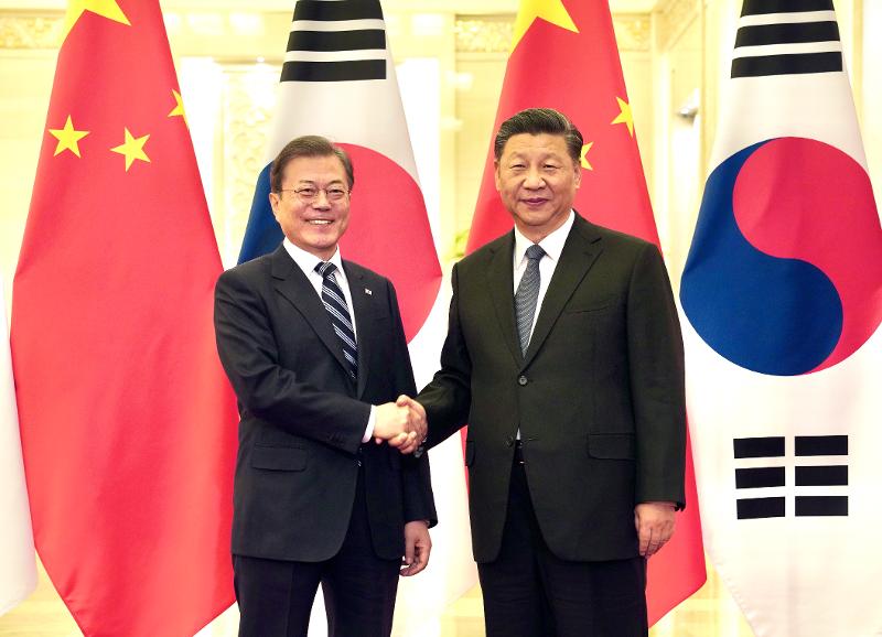 Südkoreas Präsident Moon Jae-in und Chinas Präsident Xi Jinping geben sich am 23. Dezember die Hand, bevor sie ihre bilateralen Gespräche in der Großen Halle des Volkes in Peking, China, führen. ⓒ Yonhap News
