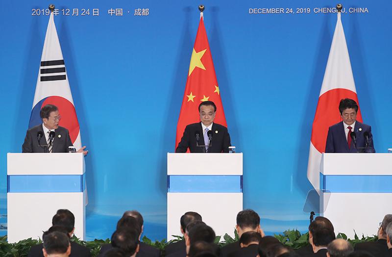 Präsident Moon Jae-in (links) spricht am 24. Dezember auf einer gemeinsamen Pressekonferenz nach dem achten trilateralen Gipfel zwischen Korea, Japan und China in der chinesischen Stadt Chengdu. ⓒ Yonhap News