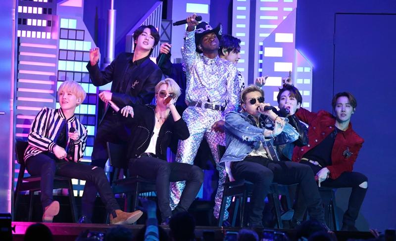 Die K-Pop-Überflieger BTS tritt zusammen mit Rapper Lil Nas X und Billy Ray Cyrus bei den 62. Grammy Awards im Staples Center in Los Angeles auf. ⓒ Yonhap News