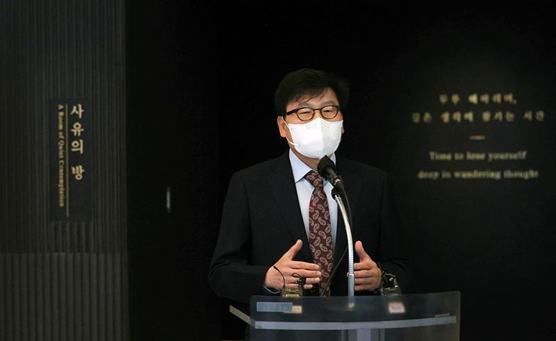 Min Byoungchan, Generaldirektor des Koreanischen Nationalmuseums, erklärt am 11. November die Bedeutung des Ausstellungsraums „Raum der ruhigen Kontemplation“ des Museums. 