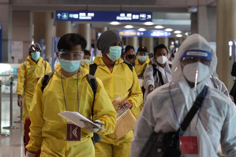 Passagiere mit Schutzausrüstung kommen am 29. November inmitten der Coronavirus-Pandemie am Internationalen Flughafen Incheon an, da die Gesundheitsbehörden ein Einreiseverbot für ausländische Ankünfte aus acht afrikanischen Ländern, darunter Südafrika, verhängt haben, um den Zustrom der neuen Omikro-Variante des Coronavirus zu blockieren. ⓒ Yonhap News