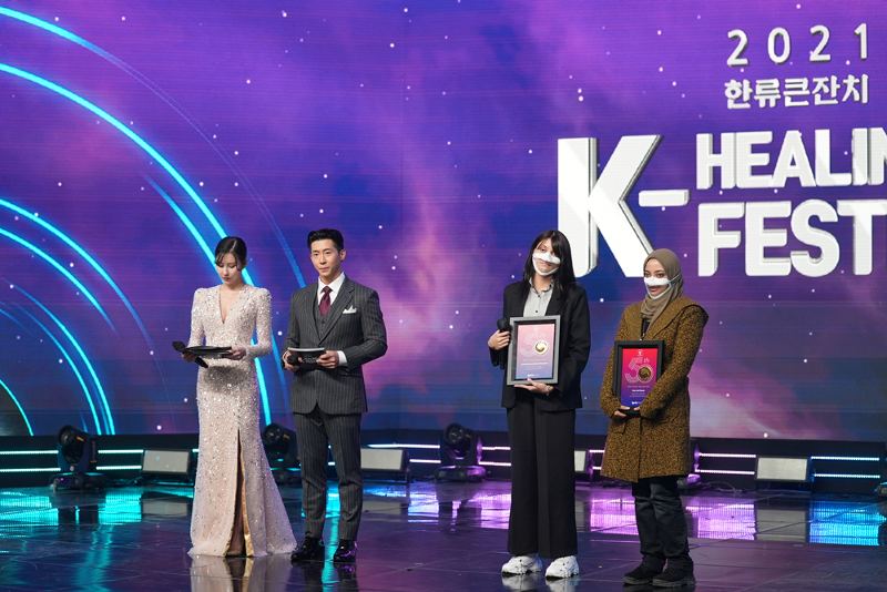 Die Korea.net-Ehrenreporteinnen Araceli Gonzalez aus Argentinien (zweite von rechts) und Alaa Atef Ebada aus Ägypten (rechts) erhalten am 16. Dezember beim K-healing On Festival in den Studios von Arirang TV und Radio Auszeichnungen für ihre herausragenden Inhalte zur Werbung für Korea In Seoul. ⓒ Koreanischer Kultur- und Informationsdienst (KOCIS)