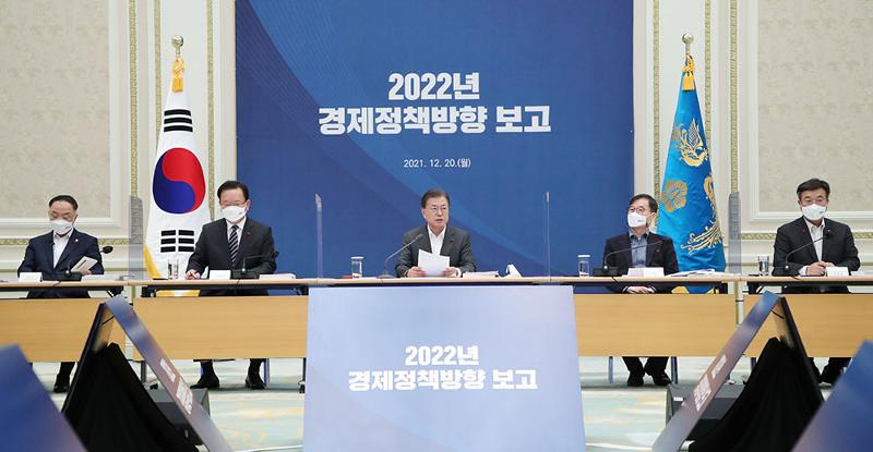 Präsident Moon Jae-in (mitte) leitet am 20. Dezember eine erweiterte Sitzung des Nationalen Wirtschaftsbeirats im Cheong Wa Dae. ⓒ Yonhap News