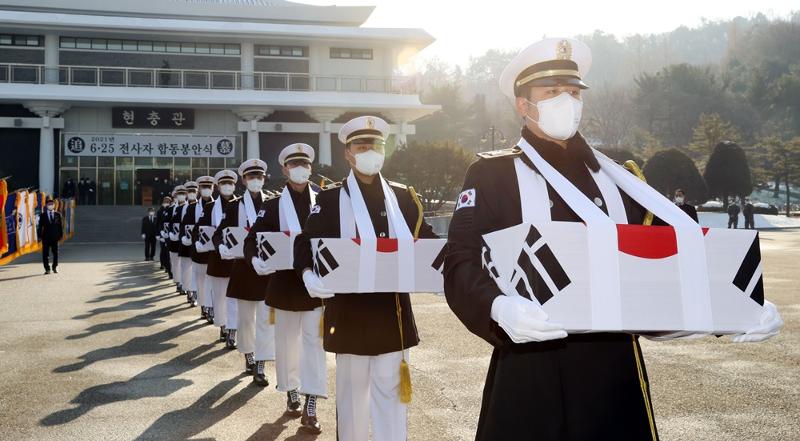 Während ihrer gemeinsamen Einweihungszeremonie auf dem Nationalfriedhof in Seoul am 20. Dezember tragen Ehrengarden Kisten mit den ausgegrabenen Überresten südkoreanischer Soldaten, die im Koreakrieg 1950-53 gefallen sind. ⓒ Yonhap News