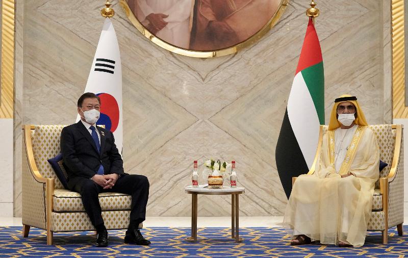 Präsident Moon Jae-in (links) hält am 16. Januar ein Gipfeltreffen mit dem Premierminister der Vereinigten Arabischen Emirate (VAE), Muhammad bin Raschid Al Maktum, der auch Herrscher von Dubai ist, in der Dubai Expo Leadership Hall in Dubai ab. ⓒ Yonhap News