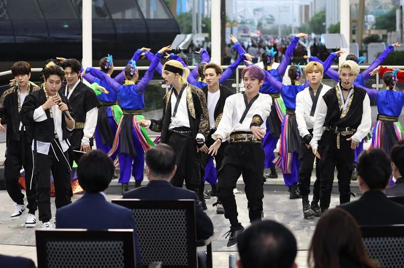 Die Exporte von K-Pop-Alben erreichten im vergangenen Jahr ein Allzeithoch. Abgebildet ist die K-Pop-Boyband Stray Kids zu sehen, die am 16. Januar bei der Veranstaltung „Korea National Day“ auf der Al Wasl Plaza der Dubai Expo 2020 in Dubai, Vereinigte Arabische Emirate. ⓒ Yonhap News