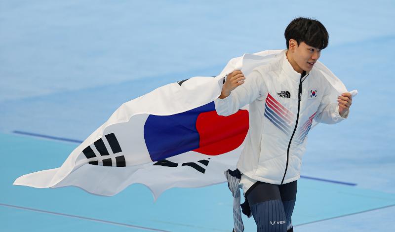 Eisschnellläufer Kim Min-seok schwenkt am 8. Februar die Nationalflagge bei den Olympischen Winterspielen 2022 in Peking, nachdem er die Bronzemedaille im 1.500-m-Finale der Männer im National Speed Skating Oval in der chinesischen Hauptstadt gewonnen hat. ⓒ Yonhap News