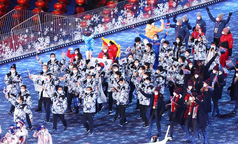 Die südkoreanische Nationalmannschaft betritt am 20. Februar die Abschlusszeremonie der Olympischen Winterspiele 2022 in Peking im Nationalstadion in der chinesischen Hauptstadt.